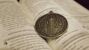 Medaglia di Santo sulla Bibbia