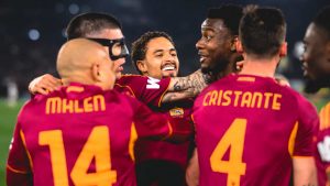 Ndicka abbracciato dopo il gol del 2-1 in Roma-Juve