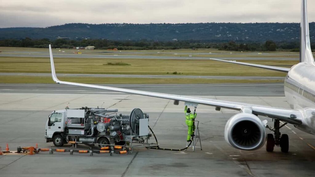 Lockdown energetico, rifornimento di carburante di un aereo