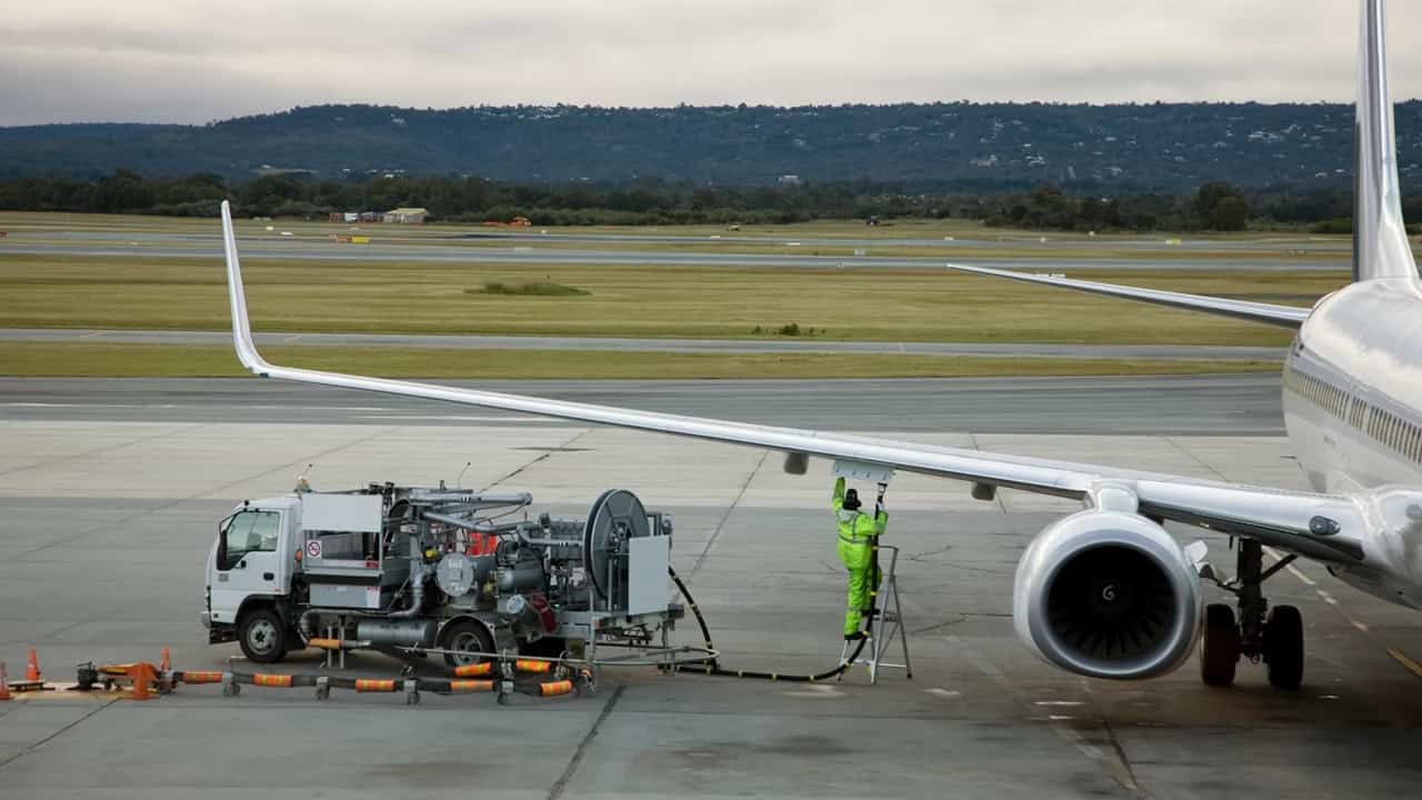 Lockdown energetico, rifornimento di carburante di un aereo