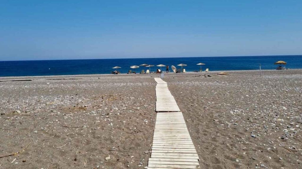 Spiaggia con pochi ombrelloni
