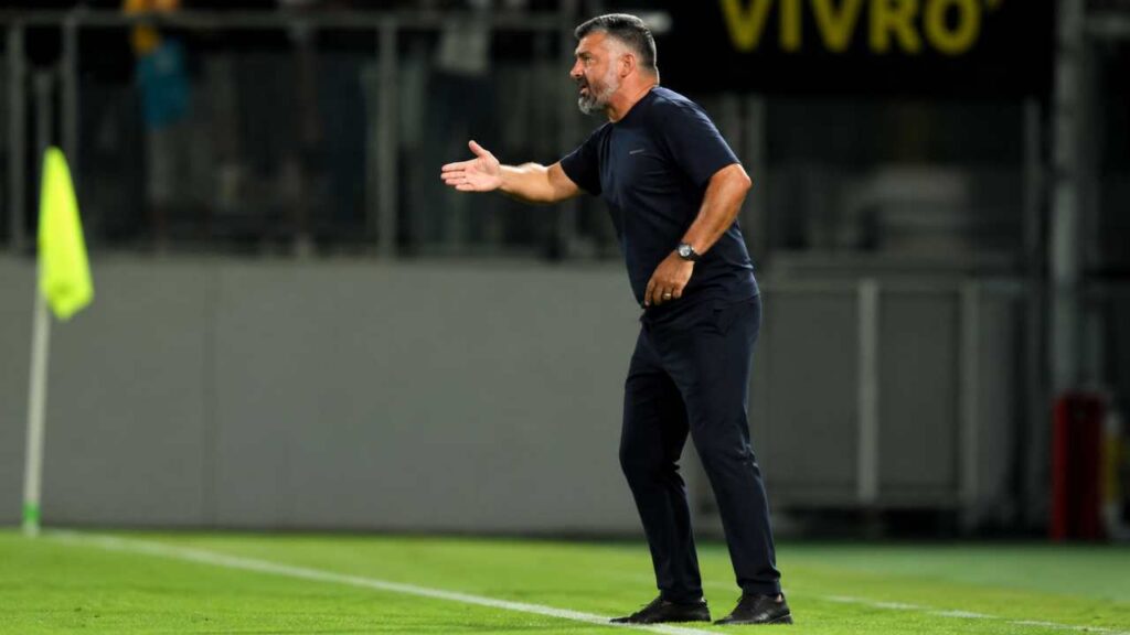 Rino Gattuso in piedi, foto Pasquazi