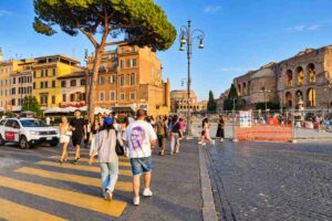 Pedoni attraversano la strada